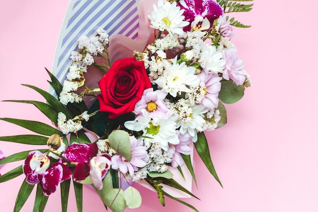 Caja en forma de sobre con un ramo de flores.