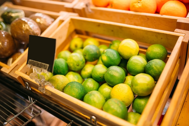 Caja con frutas frescas en el stand en la tienda de alimentos, nadie, precio vacío. Surtido de productos en el mercado