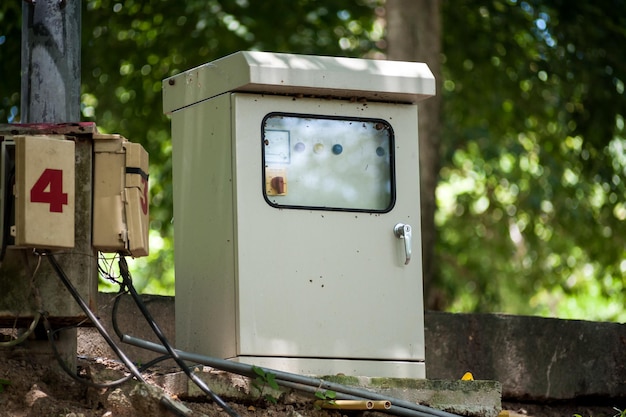 Caja de fusibles eléctricos al aire libre con luz suave