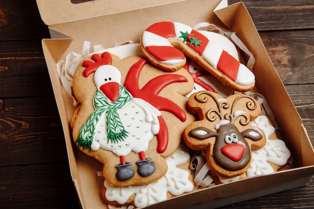 Caja con galletas de jengibre caseras navideñas