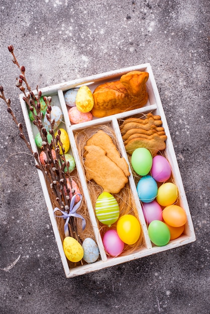 Caja con galletas de pascua y huevos