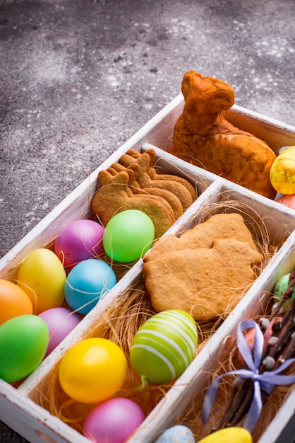 Caja con galletas de pascua y huevos