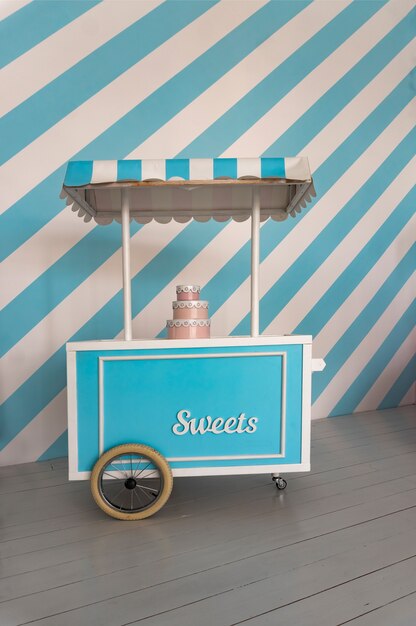 Caja de helado decorativa con ruedas, diseño de mediados del siglo XX, accesorios de estudio.