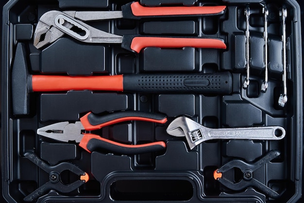 Caja de herramientas con instrumentos manuales para reparación y mantenimiento de cerca