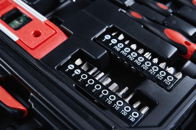 Caja de herramientas con instrumentos manuales para reparación y mantenimiento de cerca