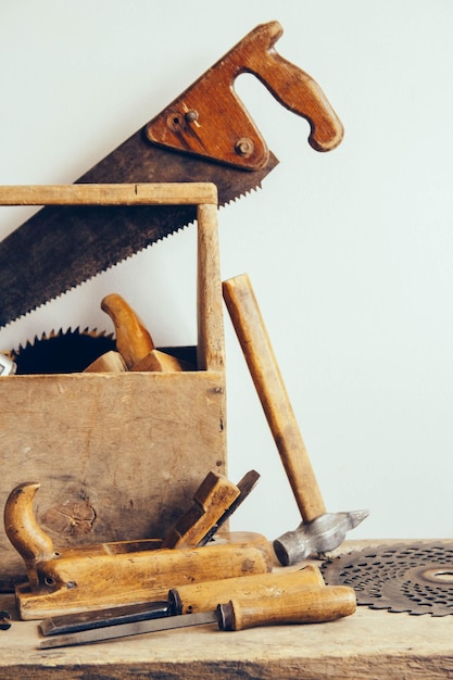 Caja de herramientas de madera vieja llena de herramientas. Antiguas herramientas de carpintería. Naturaleza muerta. Lugar para tu texto