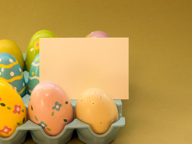 Caja con huevos de pascua pintados.