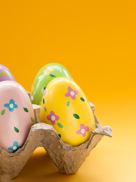 Caja con huevos de pascua pintados.