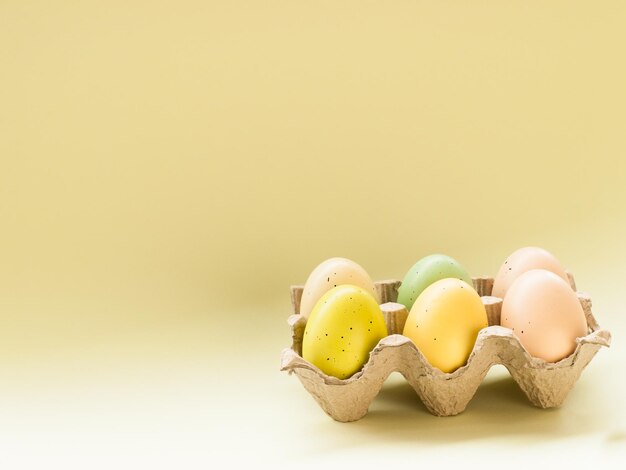 Caja con huevos de pascua pintados.