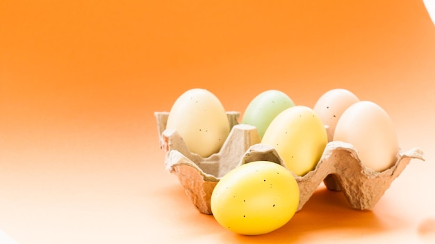 Caja con huevos de pascua pintados.