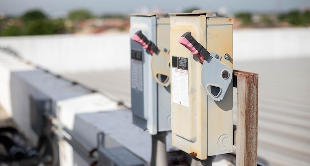 Caja de interruptores de seguridad eléctrica sobre fondo aislado control de conmutación eléctrica principal