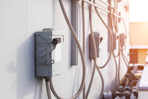 Caja de interruptores de seguridad eléctrica sobre fondo aislado control de conmutación eléctrica principal