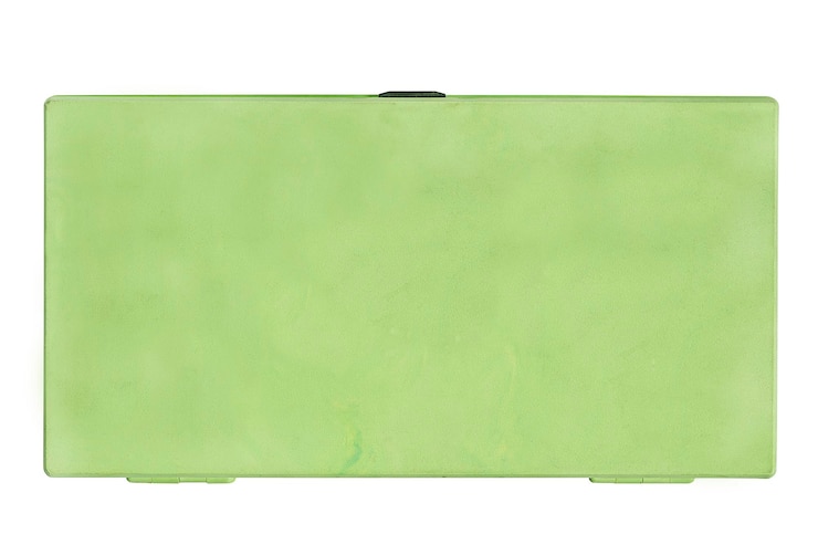 Foto caja de lápices aislada