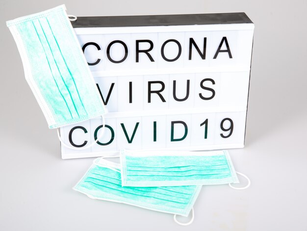 Caja de luz con texto coronavirus con máscara protectora azul