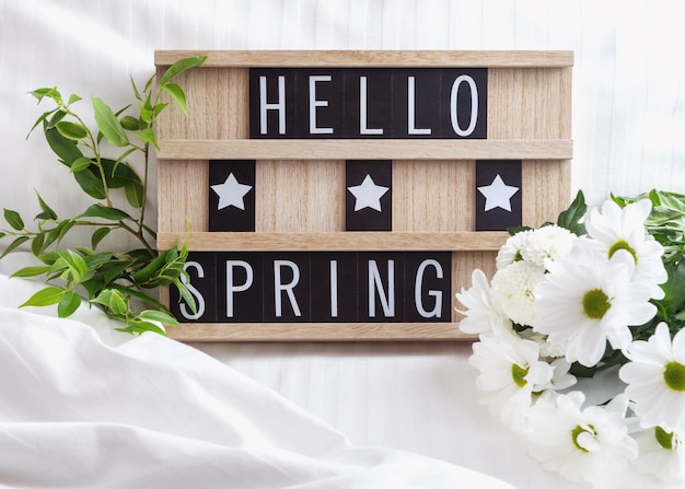 Caja de luz con título Hola primavera en la cama