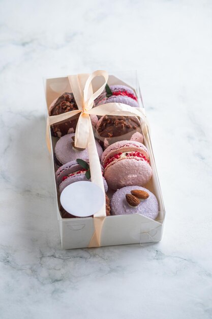 Una caja con macarones franceses clásicos pasteles deliciosos y hermosos