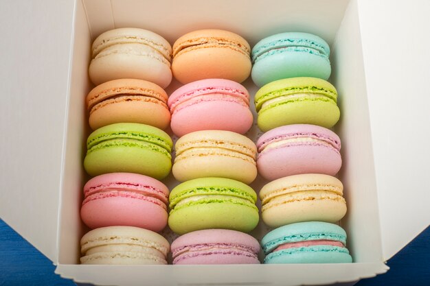 Una caja de macarons frescos y coloridos.