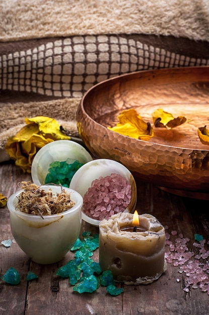 Caja de madera con accesorios para tratamientos de spa.