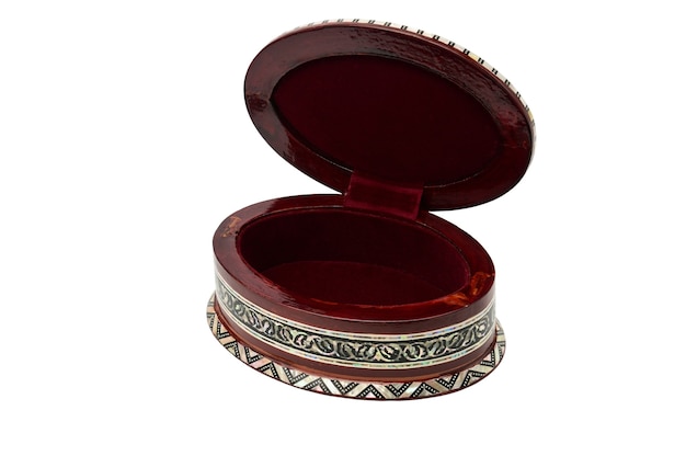 Caja de madera con adornos para joyería y bijouterie aislado