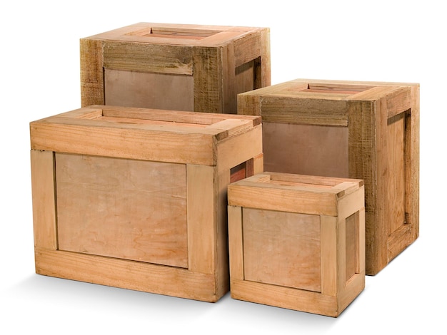 Caja de madera aislada sobre fondo blanco