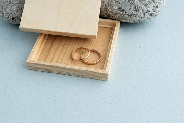 Caja de madera con alianzas de novios.