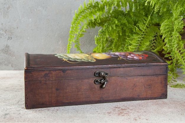 Caja de madera antigua sobre una mesa de hormigón