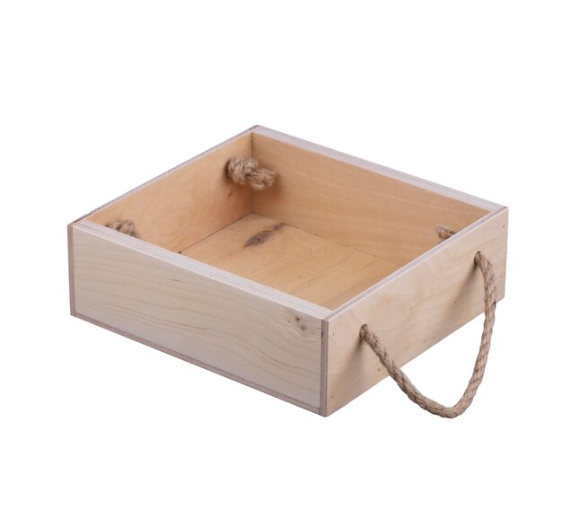 Caja de madera con asas de cordel sobre un fondo blanco.