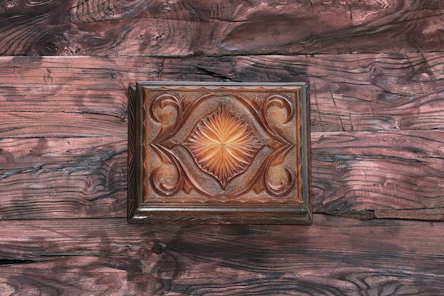 caja de madera de bruja mágica en una mesa de madera