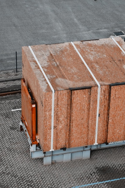 Una caja de madera con una carga importante en su interior cargada en un contenedor para una mayor eficiencia sostenible