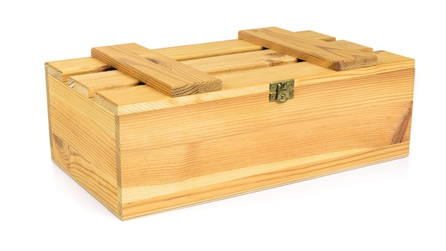 Caja de madera cerrada sobre fondo blanco.