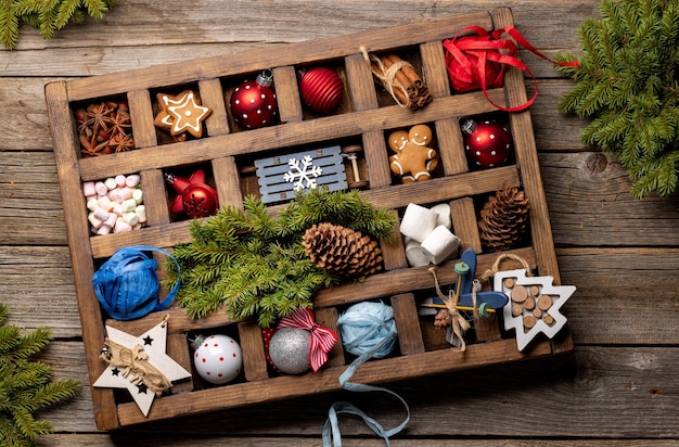 Caja de madera con decoración navideña y juguetes.