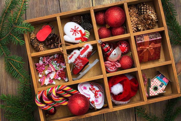 Caja de madera con decoración navideña, pinos, dulces