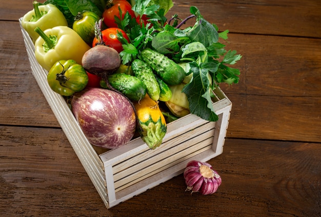 Caja de madera con diferentes verduras Cosecha