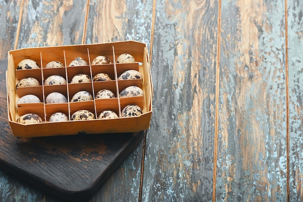 Caja de madera ecológica abierta con huevos de codorniz Huevos de Pascua