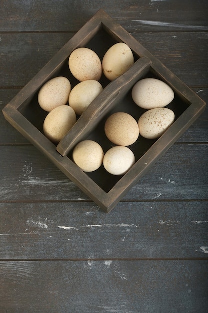 Caja de madera ecológica abierta con huevos de pavo huevos de fondo de madera teñidos en bruto para pascua