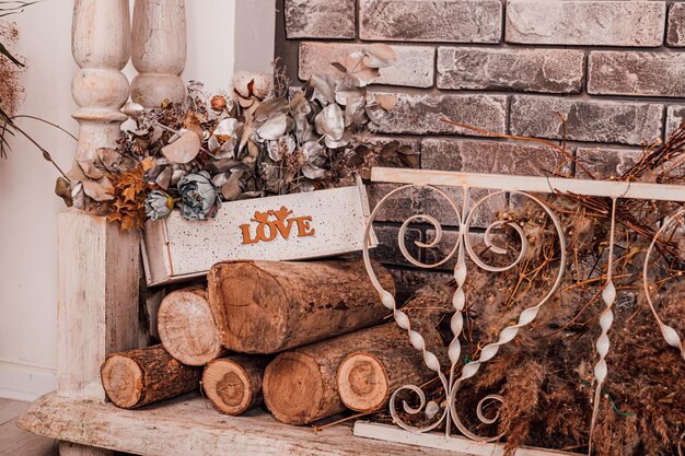 Caja de madera con flores secas en la madera cerca de la chimenea Amor