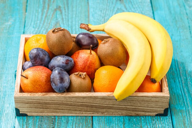 Caja de madera con fruta fresca saludable
