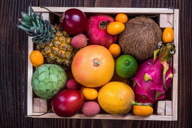 Caja de madera con frutas exóticas