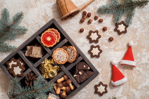 Caja de madera con galletas navideñas