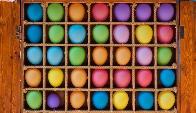 Caja de madera con globos de colores para el fondo