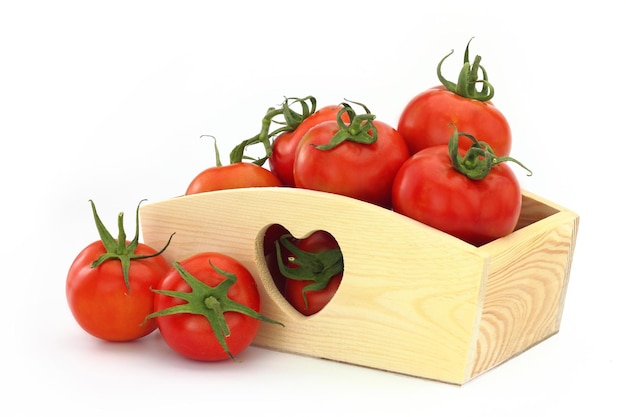 Caja de madera llena de tomates