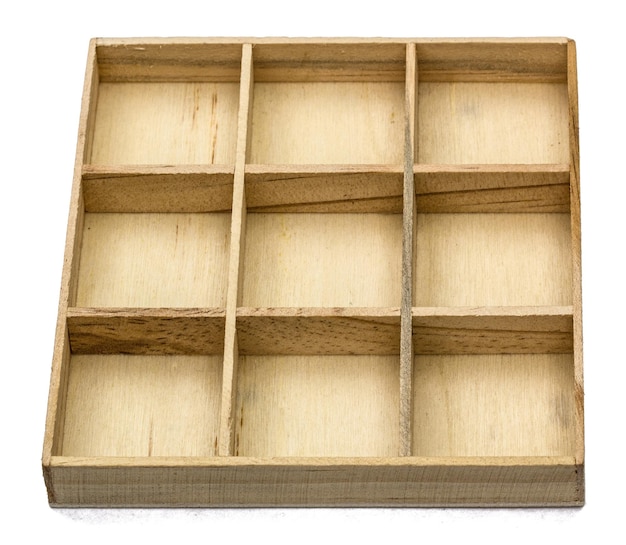 Caja de madera para objetos pequeños aislado sobre fondo blanco.