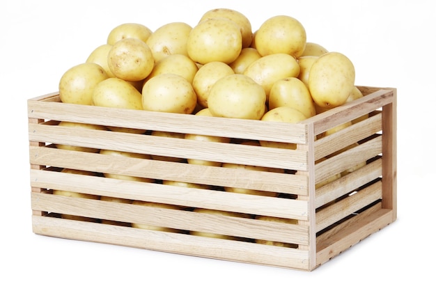 Caja de madera con papa joven aislado sobre fondo blanco.