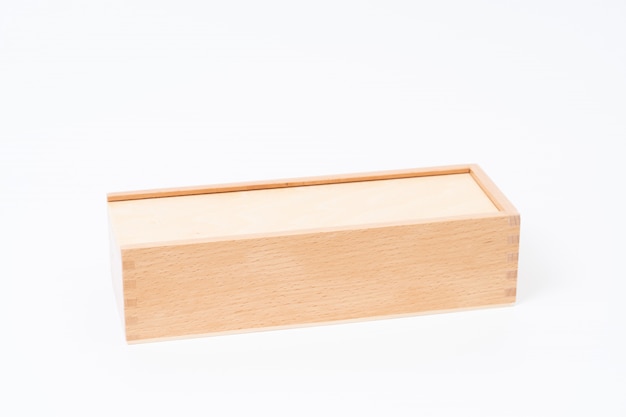 Caja de madera sobre fondo blanco.