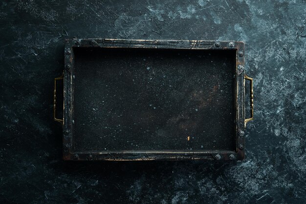 Caja de madera sobre fondo de piedra negra Vista superior Espacio de copia libre
