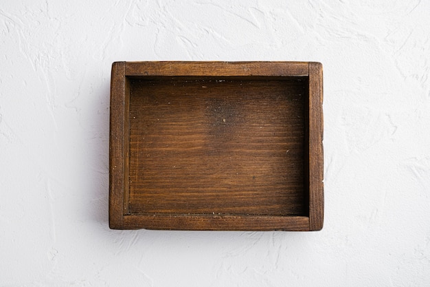 Caja de madera vacía con espacio de copia para texto o comida, vista superior plana, sobre fondo de mesa de piedra blanca