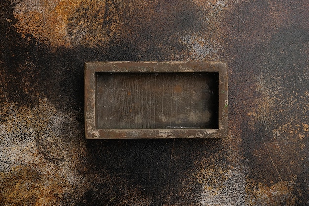 Caja de madera vacía con espacio de copia para texto o comida, vista superior plana, sobre fondo de mesa rústico oscuro antiguo