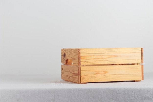 Caja de madera vacía sobre una mesa