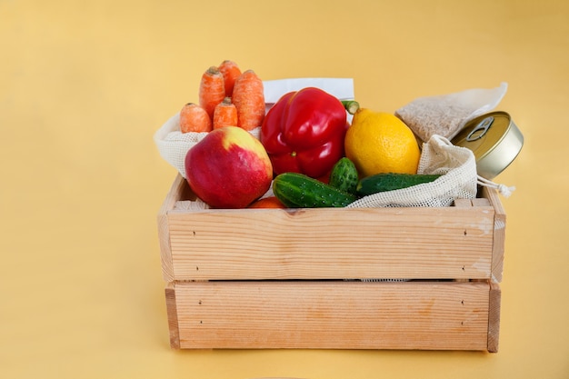 Foto caja de madera con varios alimentos.