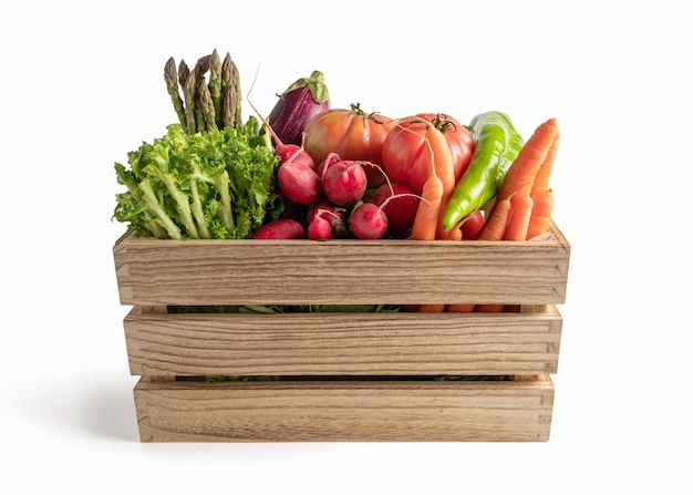 Caja de madera con verduras frescas aislado